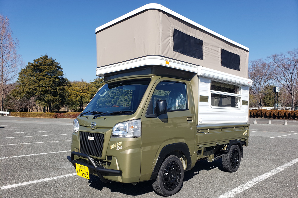 Le mini camping car MiniPopBee avec le toit relevé