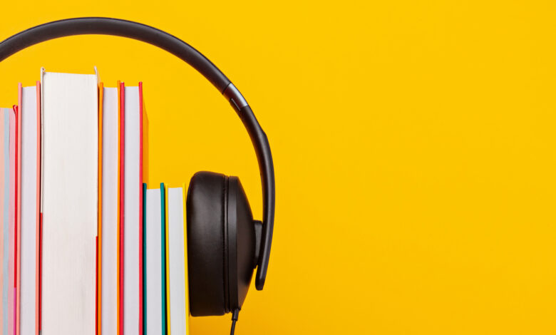 Un livre avec un casque audio