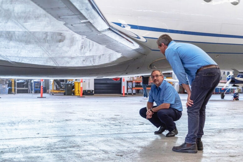 Les directeurs d'Aviation H2, le Dr Helmut Mayer (à gauche) et Christof Mayer (à droite)