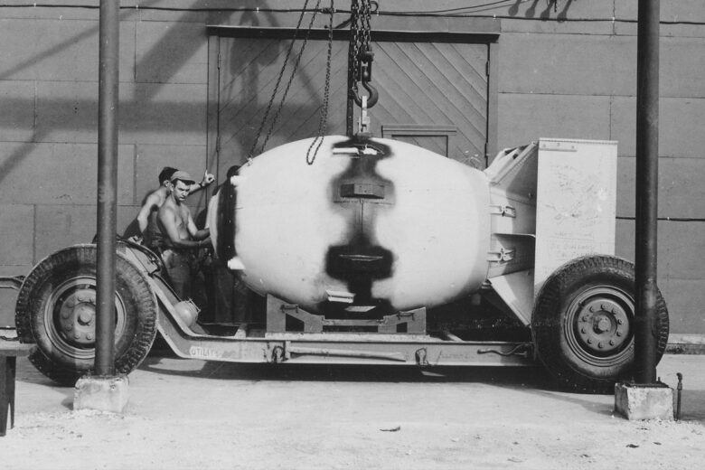 Les premières armes nucléaires, telles Fat Man, étaient très difficiles à transporter et leur mise à feu était complexe.