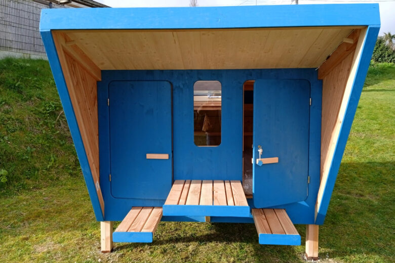 Une cabane étape bleue