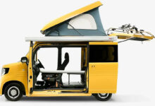 un camping car jaune de coté
