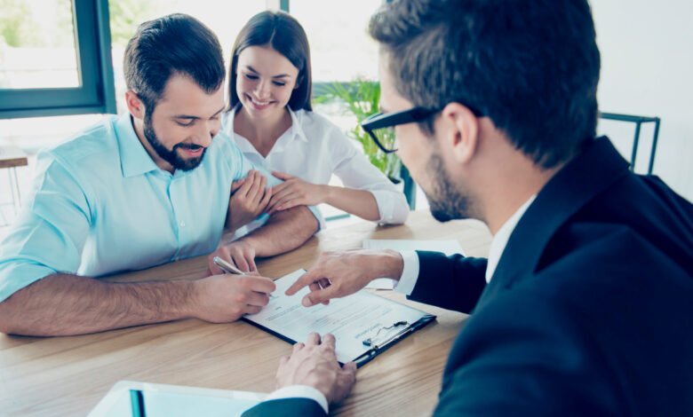 Un couple qui signe un crédit