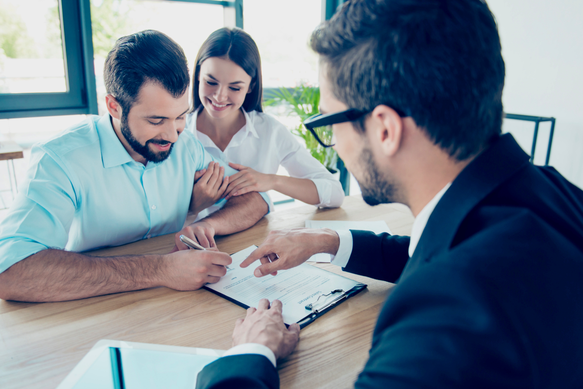 Un couple qui signe un crédit