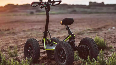 Une trottinette tout terrain sur un coucher de soleil