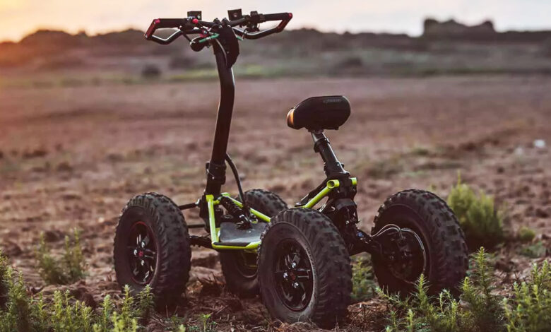 Une trottinette tout terrain sur un coucher de soleil