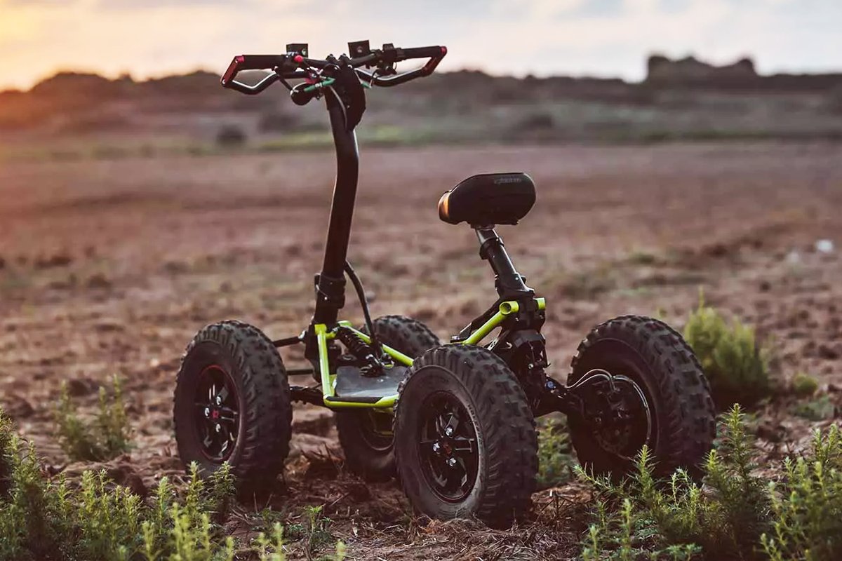 Une trottinette tout terrain sur un coucher de soleil