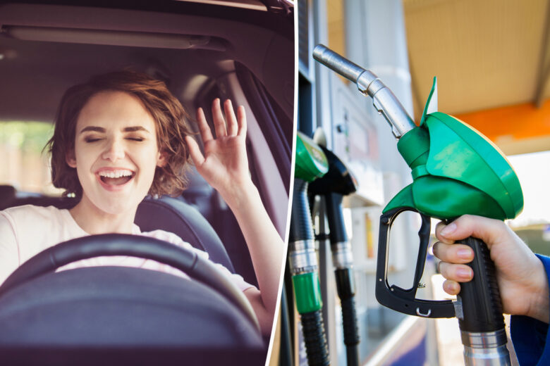 Une femme joyeuse au volant et une pompe à essence