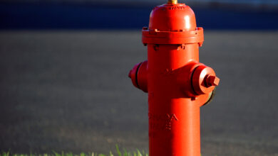 Une borne à incendie rouge