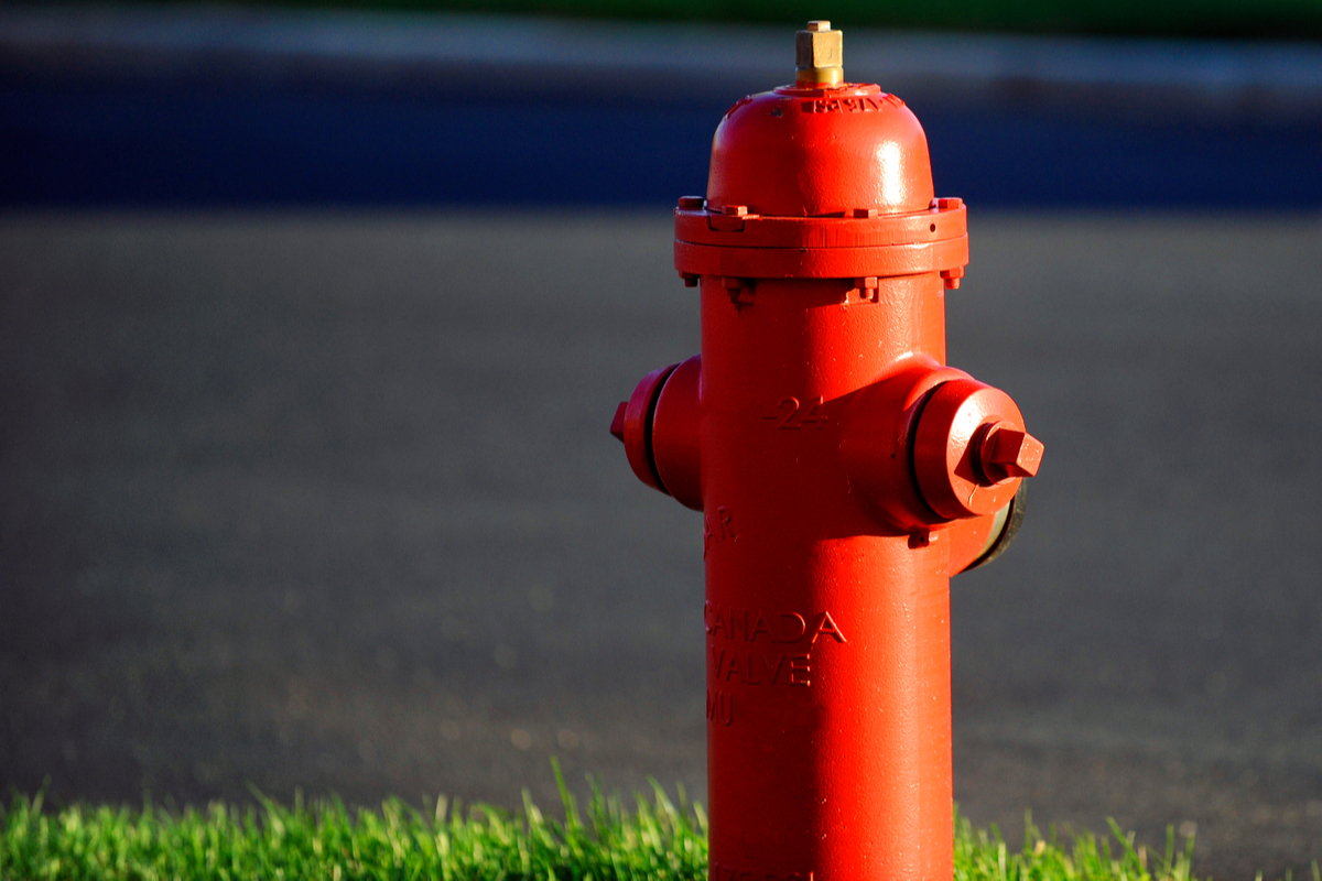 Une borne à incendie rouge