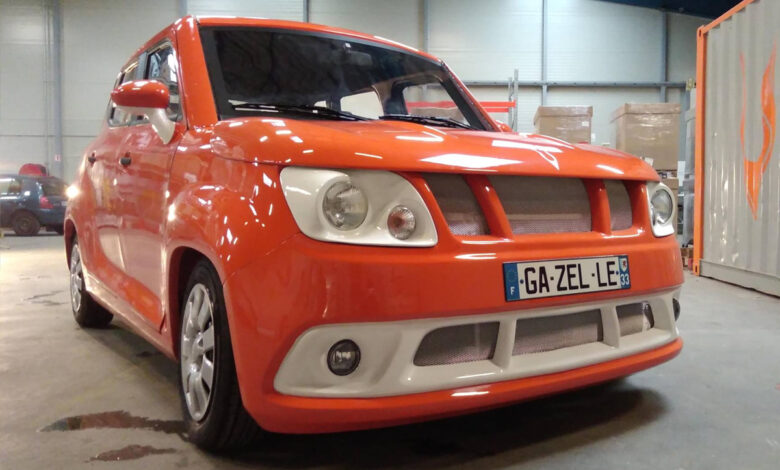 La voiture électrique orange Gazelle Tech de face