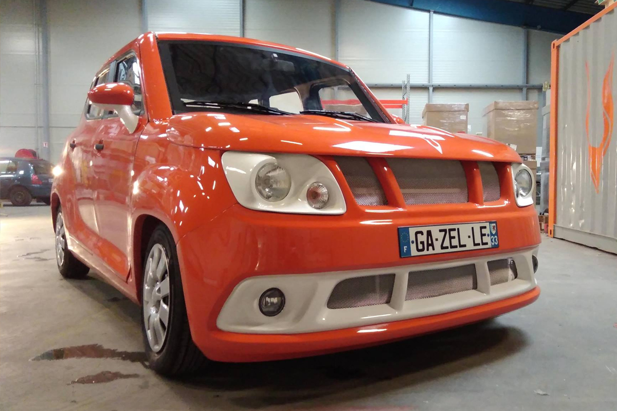 La voiture électrique orange Gazelle Tech de face