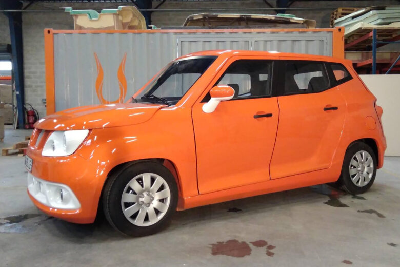 La voiture électrique orange Gazelle Tech de profil