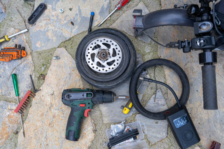 Une trottinette électrique en pièces détachées