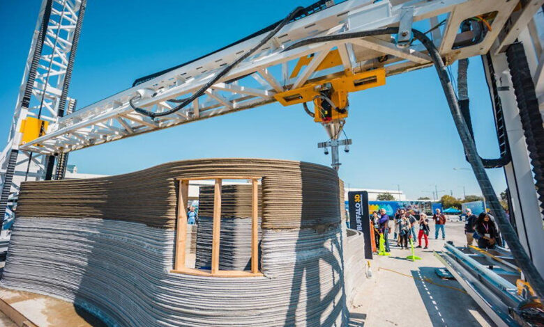 L'imprimante 3D de Black Buffalo 3D Corp. crée les murs d'un bâtiment lors d'une démonstration au Salon international des constructeurs à Orlando, en Floride, en février 2022. L'entreprise prévoit d'utiliser la fibre de chanvre dans le matériel d'impression 3D.