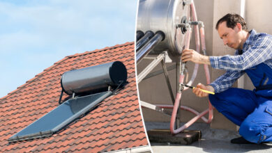 Un homme installe un chauffe eau solaire