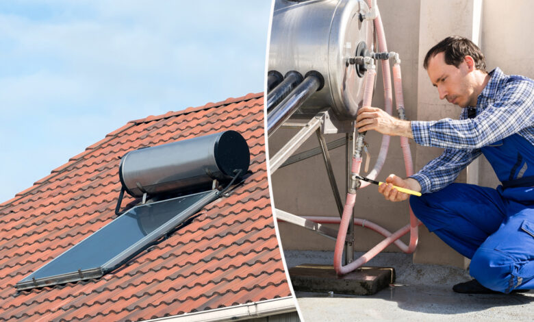 Un homme installe un chauffe eau solaire