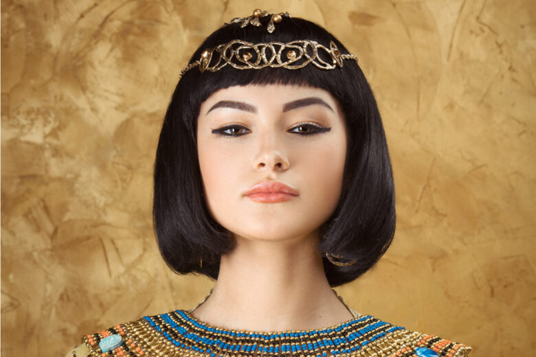 Une femme égyptienne avec une coupe de cheveux au carré
