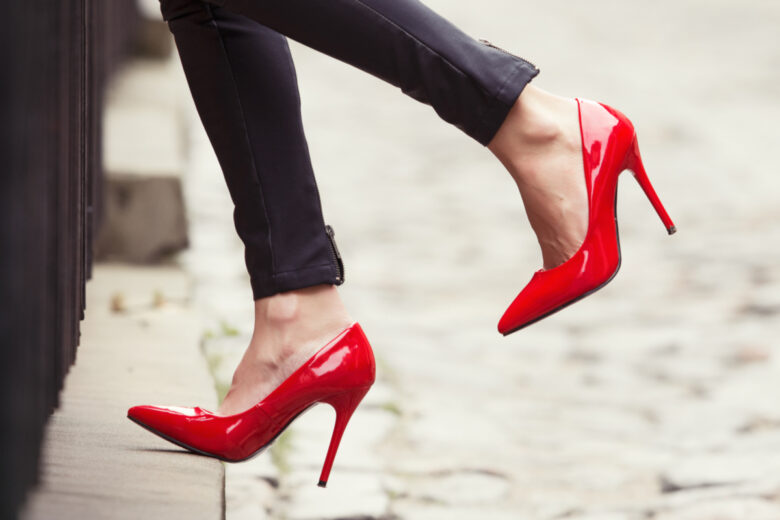 Les pieds d'une femme en chaussures talon haut rouge