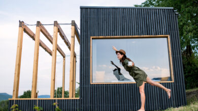 Une femme devant une maison container