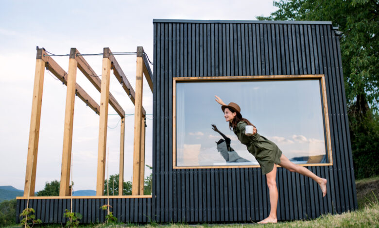 Une femme devant une maison container