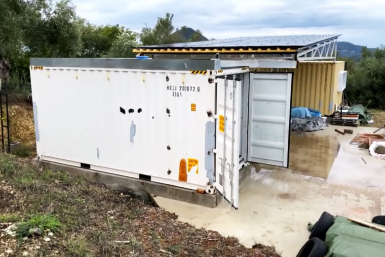 Une grande maison container blanche