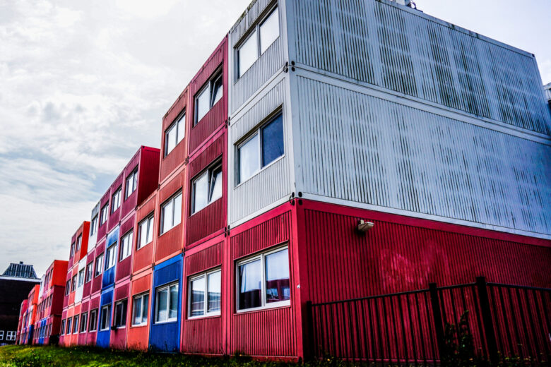 des maisons containers empilées