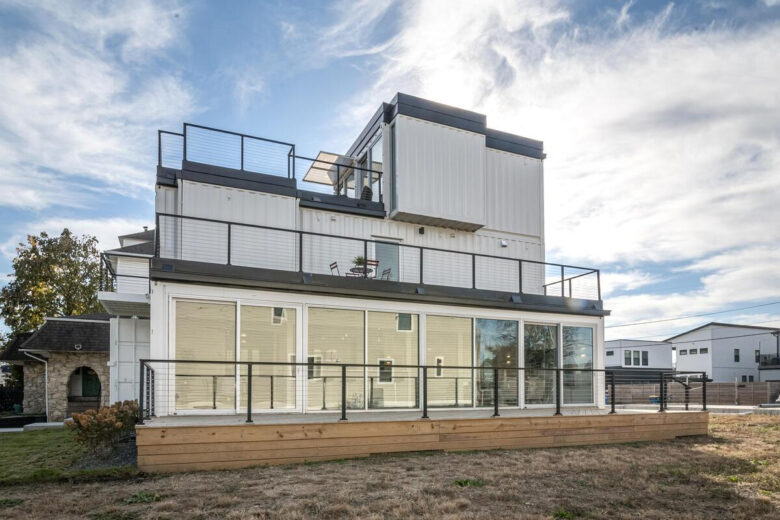 Une maison container blanche à étages