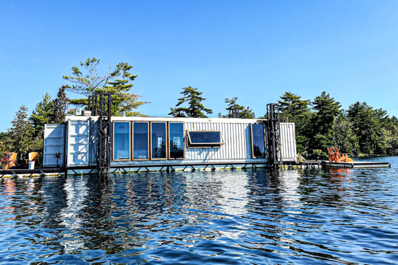 Une grande maison container flottante dans des eaux bleues