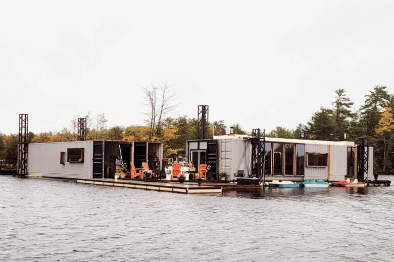 Une grande maison container flottante