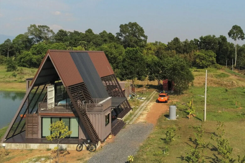 Une maison marron contruite avec des container de marchandise