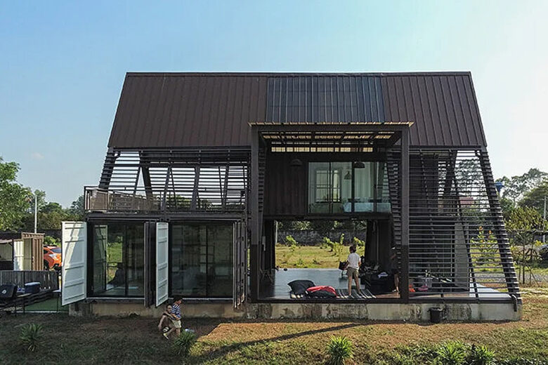 Le coté de la maison en A en container