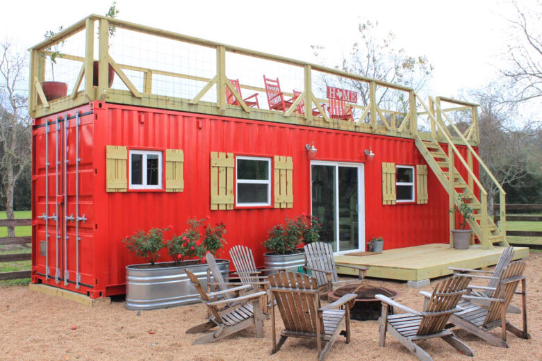 Une maison container orange avec terrasse