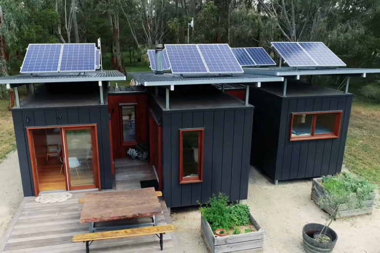 Une maisons avec 3 containers et panneaux solaires