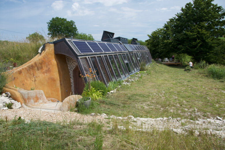 Une maison Earthship