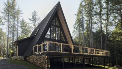 Une maison en A dans la forêt