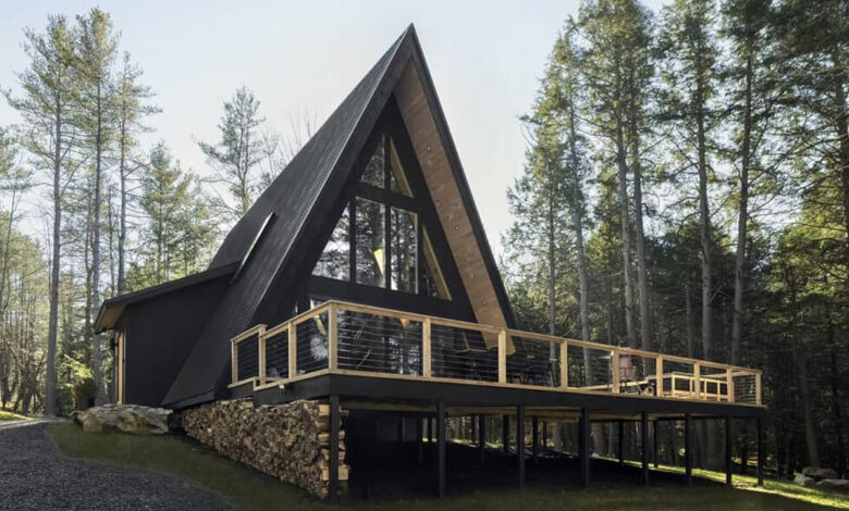 Une maison en A dans la forêt