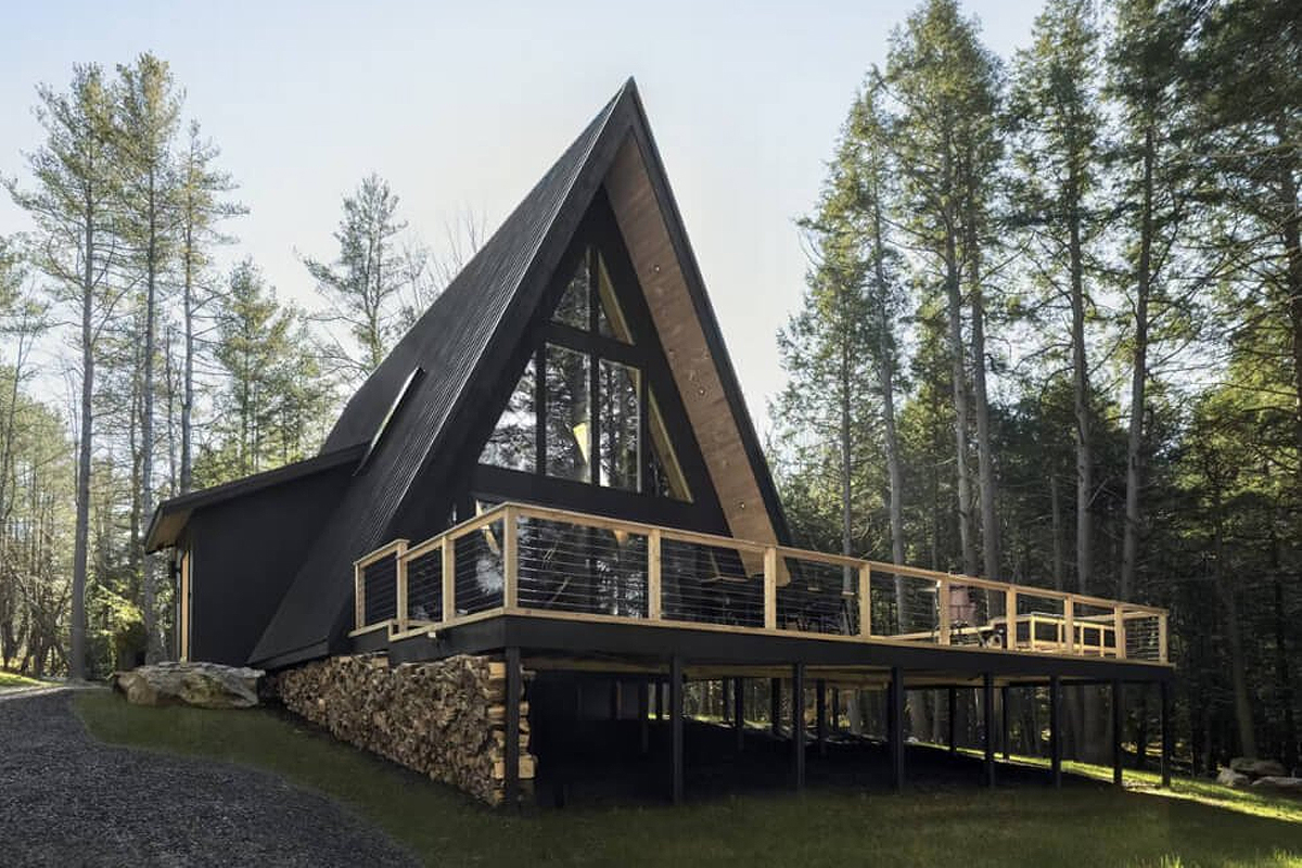 Une maison en A dans la forêt