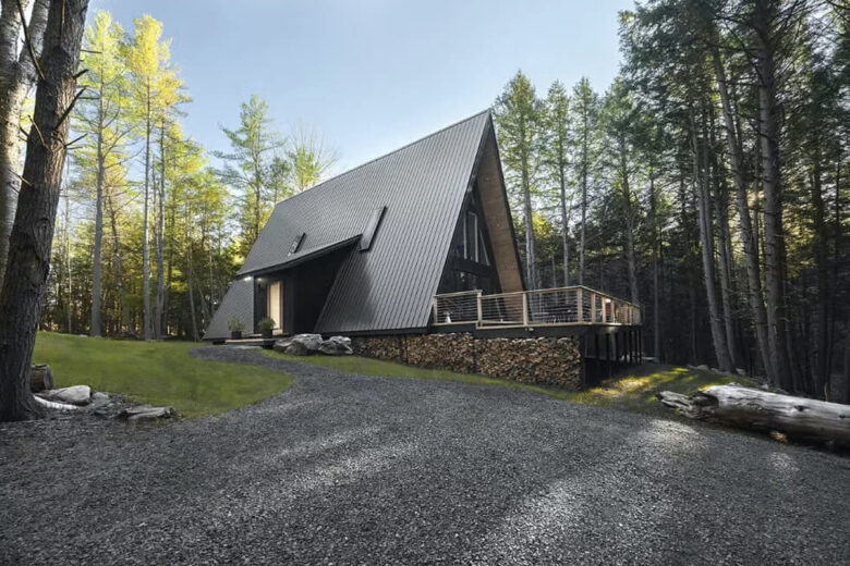 Une maison en A dans la forêt vue de loin