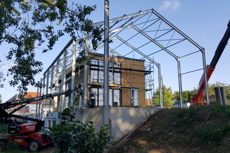 Une maison sous serre en construction