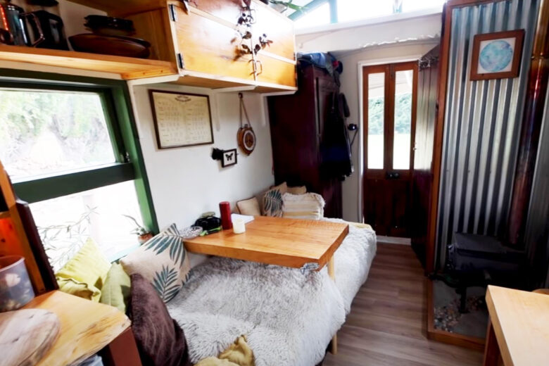 L'intérieur du camion Bedford transformé en Tiny House