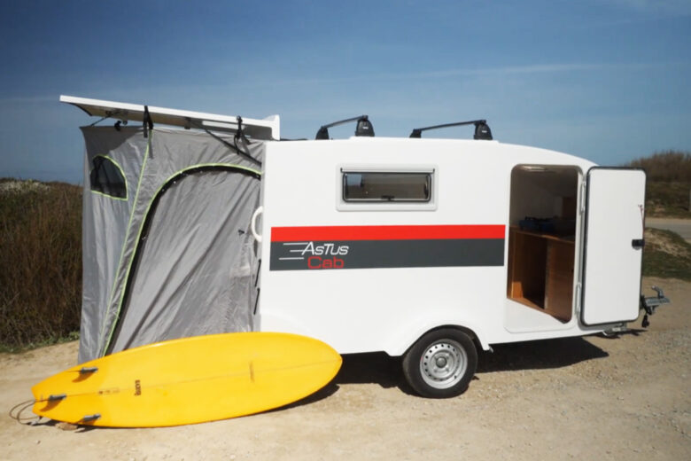 Une tente au dos de la mini-caravane teardrop