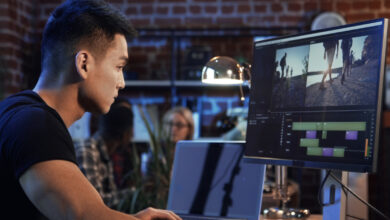 Un homme qui fait du montage vidéo