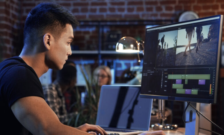 Un homme qui fait du montage vidéo