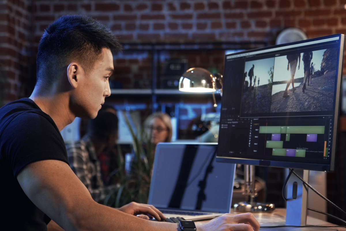 Un homme qui fait du montage vidéo