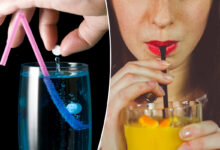 Une main qui met du GHB dans un verre à gauche et une femme qui boit dans un verre avec une paille à droite