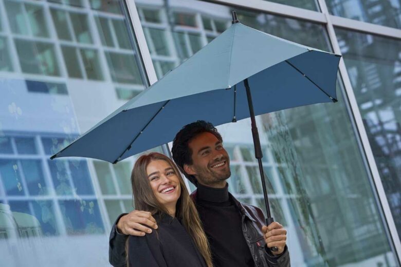 Un couple sous un parapluie bleu Senz