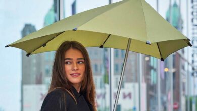 Une femme sous un parapluie asymétrique