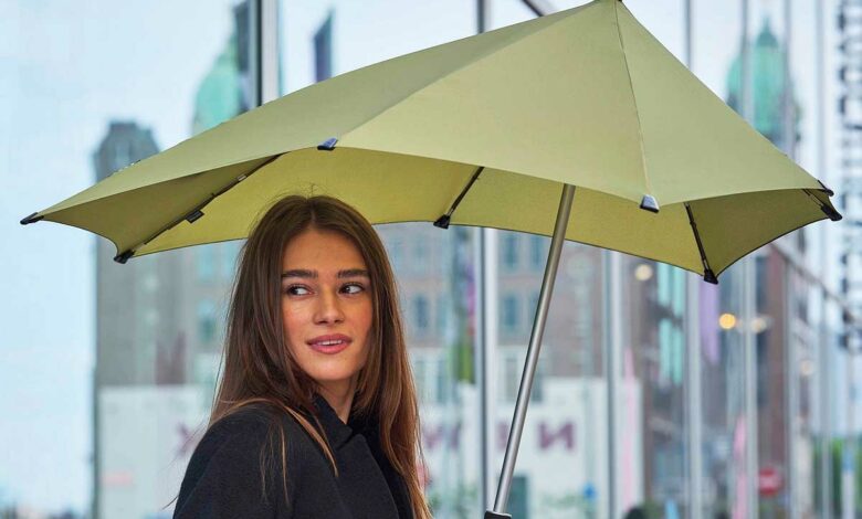 Une femme sous un parapluie asymétrique
