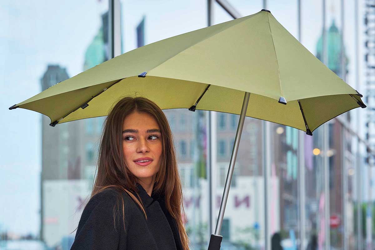 Une femme sous un parapluie asymétrique